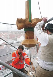 Außensanierung 2007 bis 2009: Montage einer Kreuzblume am Turmhelm (Foto: Behrens)