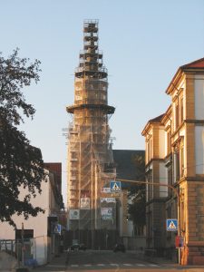 Die Kirche während der Außensanierung.