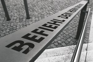 Handlauf an der Treppe zur Heidelberger Straße mit der Inschrift „Befiehl dem Herrn deine Wege“ (Psalm 37,5), Foto: Rolf Mayer