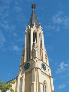 Kirchturm von der Schwetzinger Straße aus gesehen