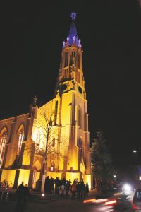 Die beleuchtete Kirche bei Nacht. (Foto: Pfeifer)