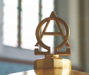 Alpha und Omega auf der Taufsteinabdeckung (Foto: Höppner)