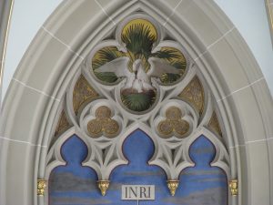 Pelikan im Vierblatt über dem Kreuzigungsbild