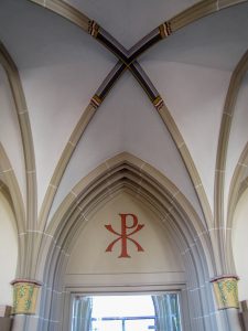 Christusmonogramm über dem mittleren Ausgang