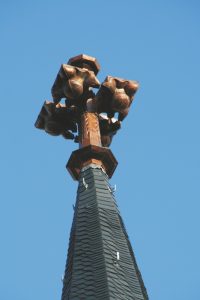 Turmspitze mit Kreuzblume (Foto: Höppner)