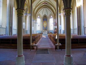Blick vom Eingangsbereich über den Mittelgang zum Altar.