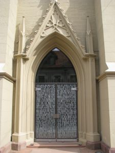 Hauptportal mit Texten aus Luthers „Kleinem Katechismus“ (links) und dem „Heidelberger Katechismus“ (rechts)